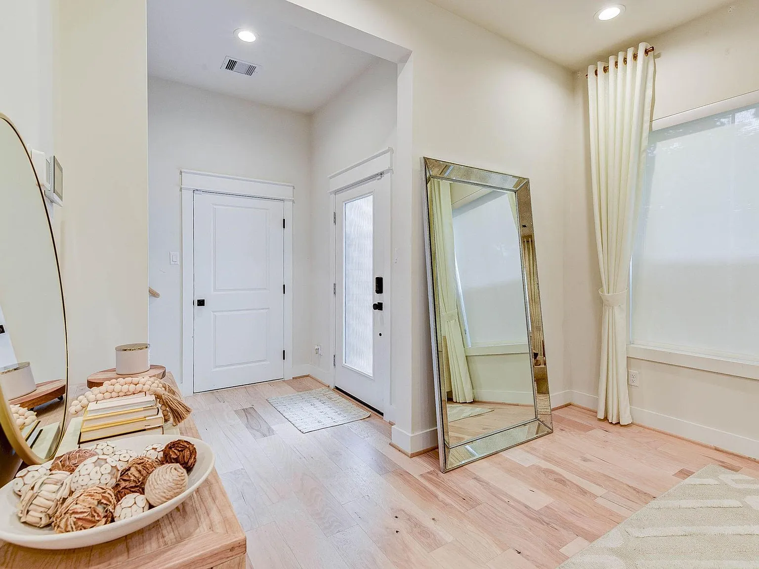 3 bed, 3.5 bath, 2300 sqft, $3,300 — Photo 2