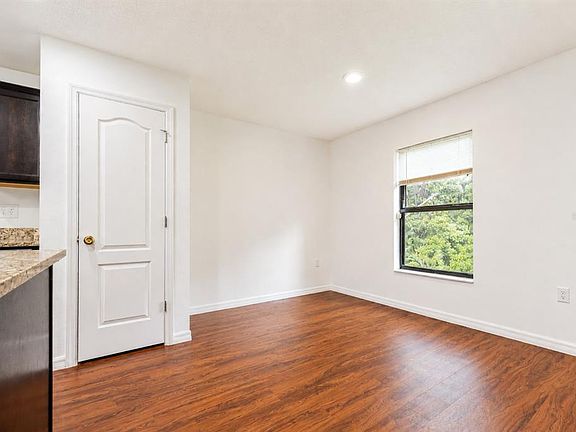 3rd image of 706 W CHELSEA STREET
