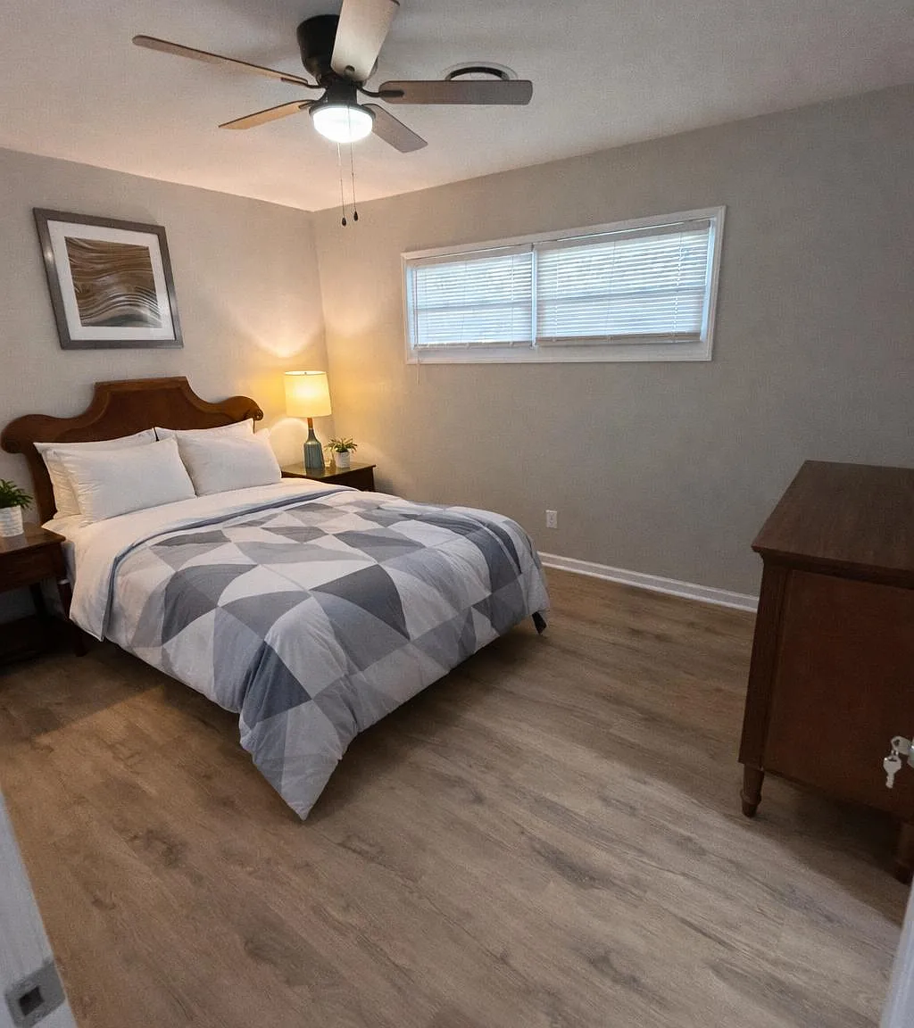 4 bed, 5.0 bath, 1800 sqft, $936 — Photo 1