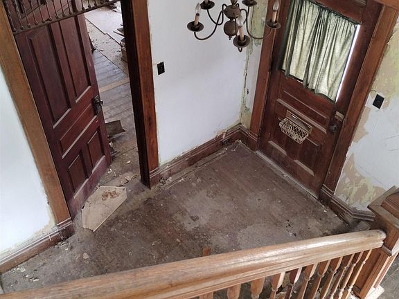 3rd image of 117 E Main St