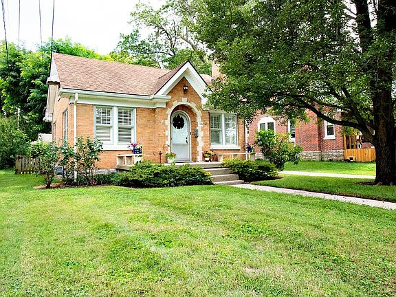 3rd image of 102 Pin Oak Dr
