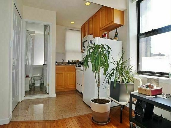 2nd image of 122 Orchard St APT 20