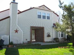 13 Burgoyne Ct, Coram, NY 11727