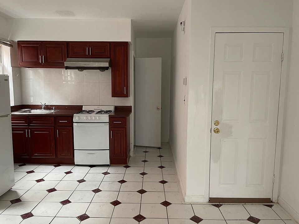 1st image of 11217 15th Ave #2