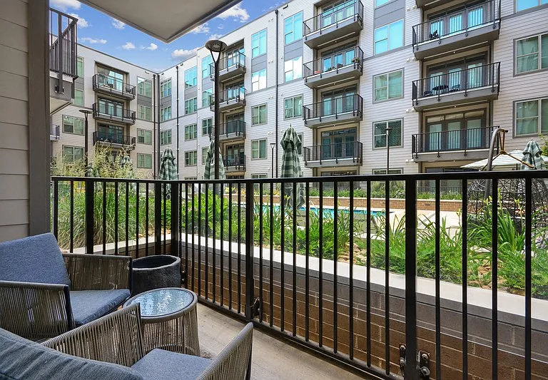 Link Apartments 4th Street — Photo 3