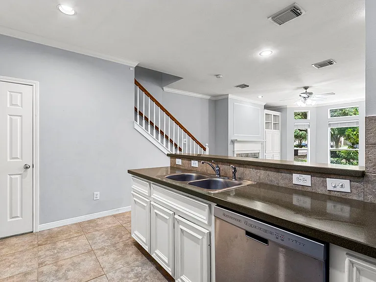 707 W Heights Hollow Ln — Photo 7