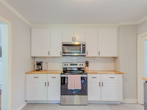 3rd image of 2511 Oaklawn Blvd