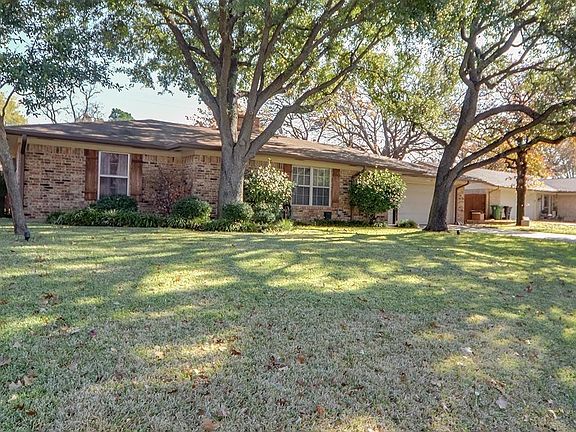 3rd image of 2405 Tanglewood Dr
