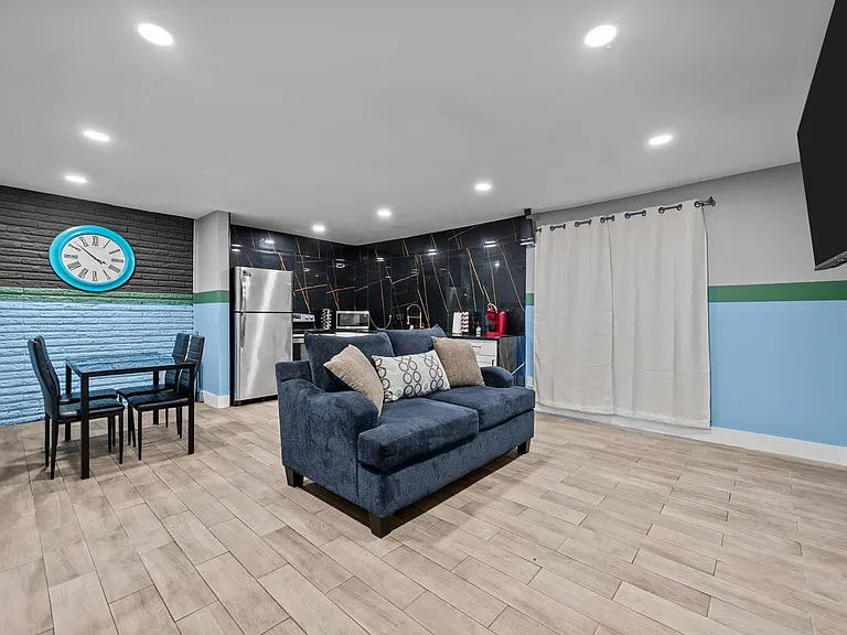 704 Oxford St #1 — Photo 15