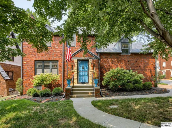 2720 Country Club Ave, Omaha, NE 68104