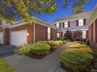 9000 Harbor Place Dr, Saint Clair Shores, MI