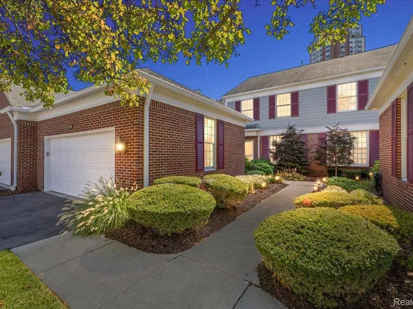 9000 Harbor Place Dr, Saint Clair Shores, MI 48080