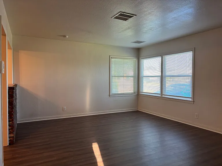 1214 W Pontiac Way — Photo 5