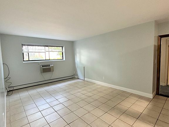4th image of 580 Bridge St #24