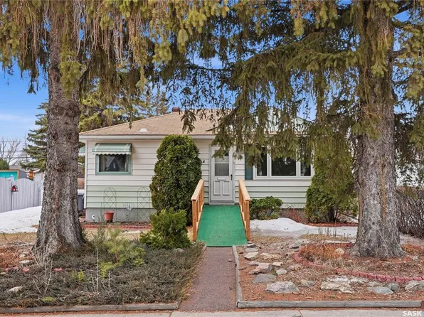 2204 York AVENUE, Saskatoon, SK S7J 1J1
