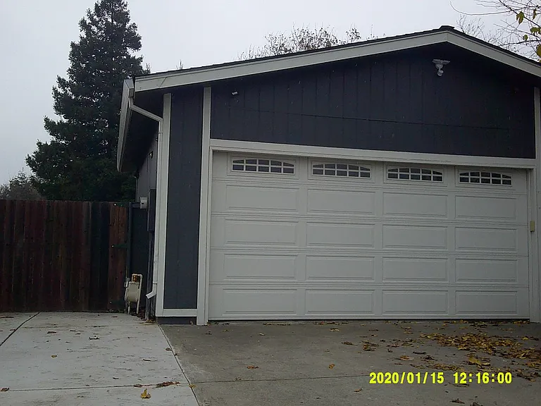 945 Davis St — Photo 2
