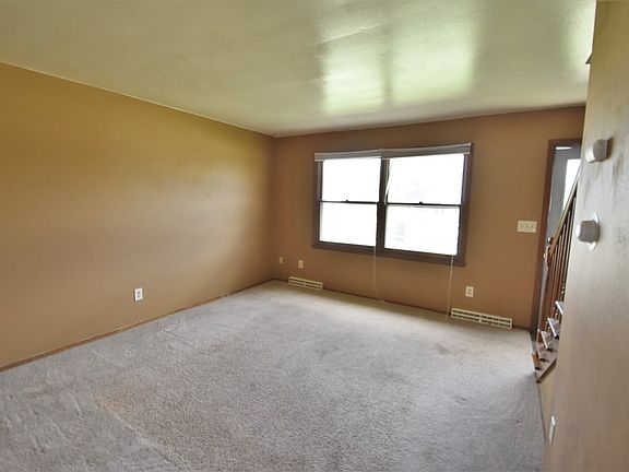 4th image of 1089 Holly Ct