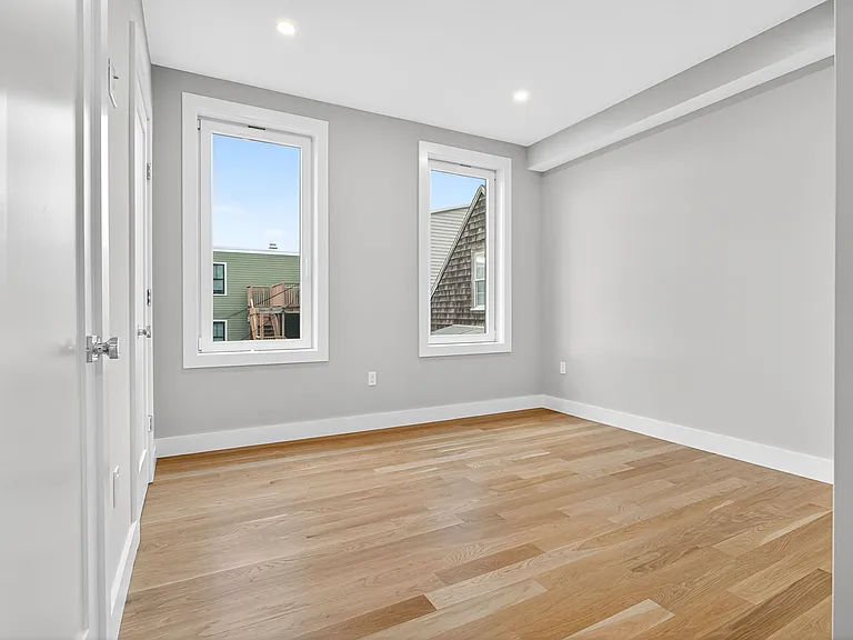 551 E 7th St #3 — Photo 8