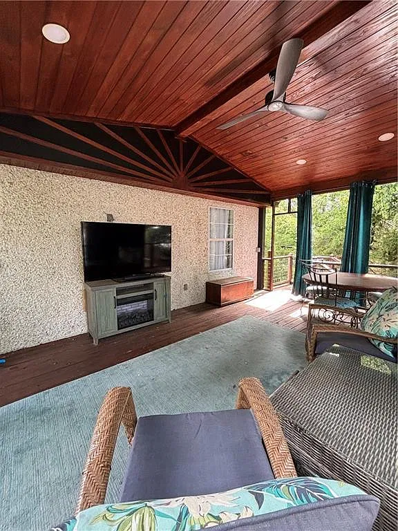 3 bed, 2.0 bath, 2352 sqft, $3,500 — Photo 2