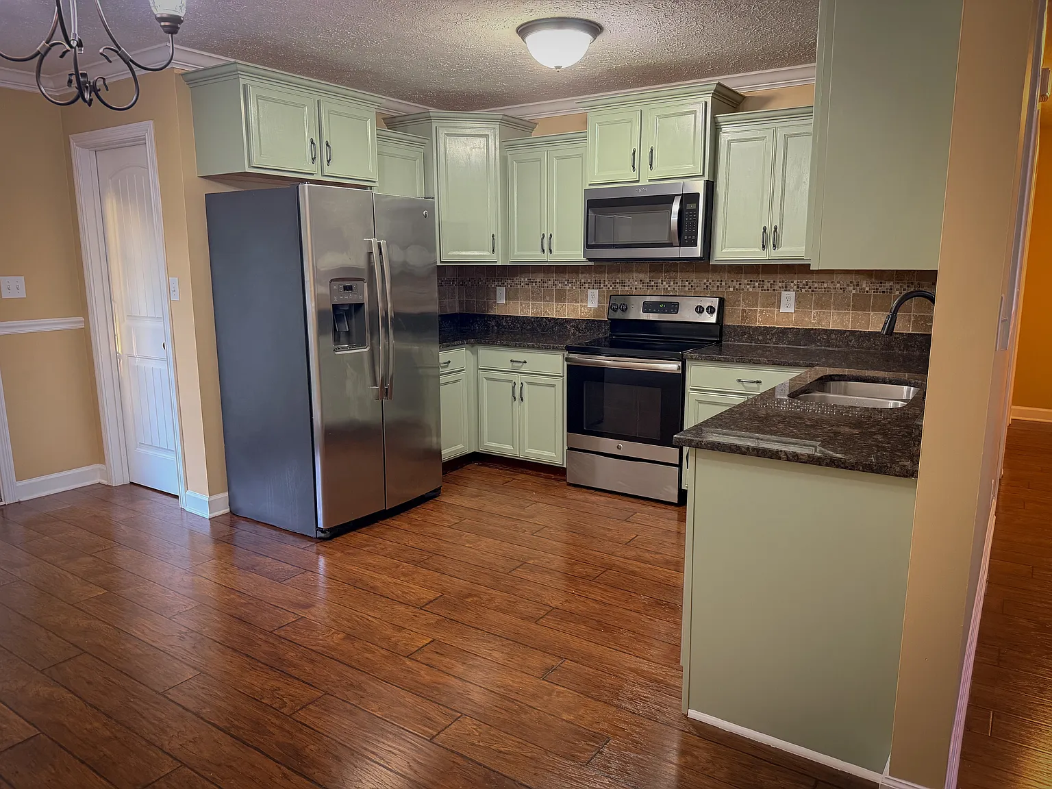 4 bed, 2.5 bath, 1826 sqft, $2,150 — Photo 4
