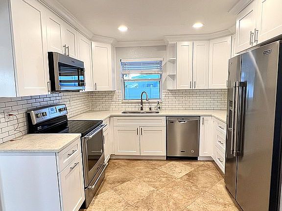 4th image of 932 Bradley Ct