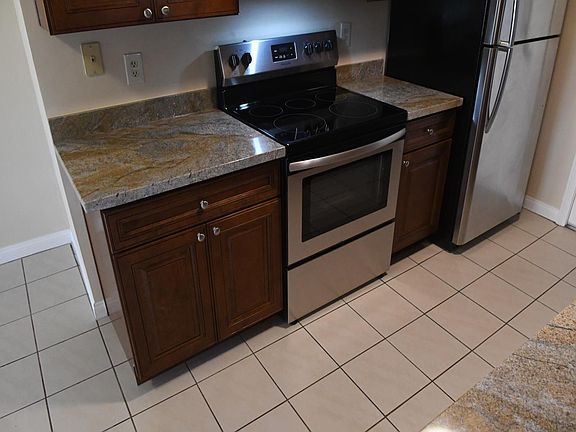 4th image of 2121 E Grand Ave Unit C10