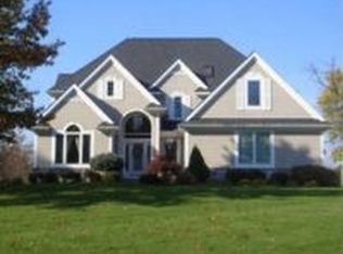 11076 Sandy Creek Dr, South Lyon, MI 48178