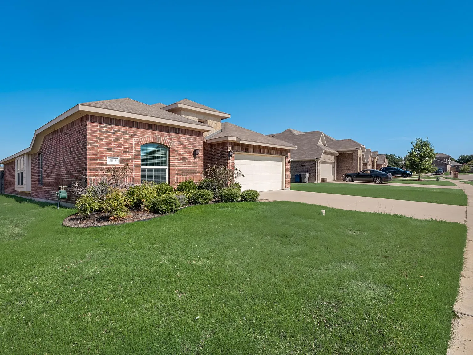 3 bed, 2090 sqft, $2,200 — Photo 2