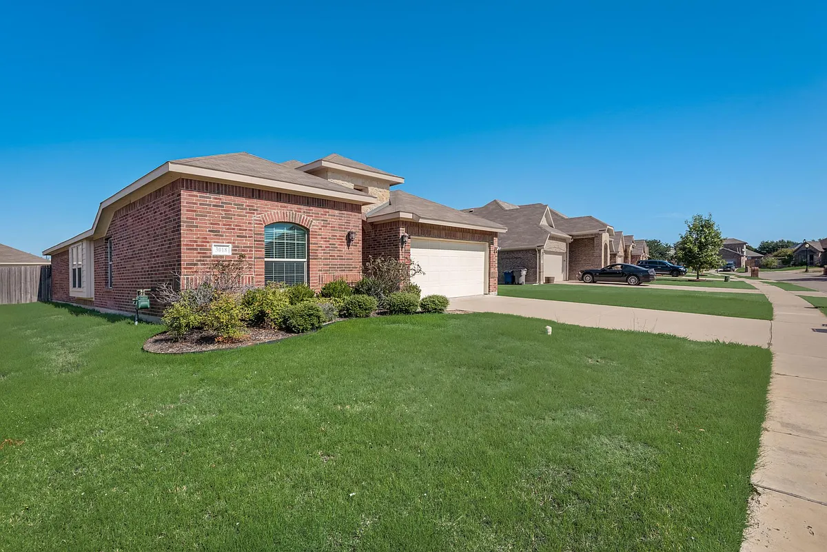 Building Photo - 3018 Flowering Springs Dr