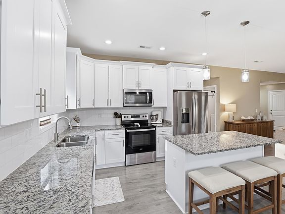 4th image of 226 Oak Brook Ln