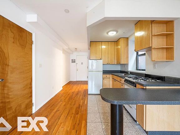 3rd image of 538 W 50th St APT 5B
