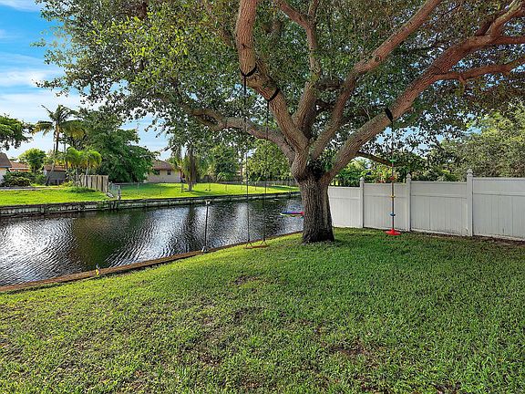 4th image of 3267 Gondolier Way
