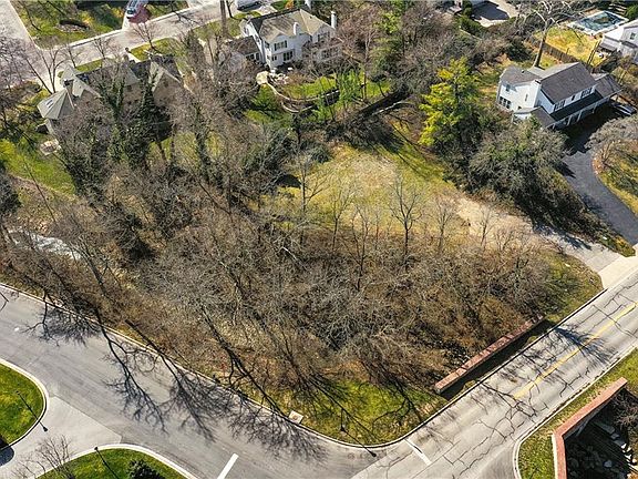 2nd image of 2221 W 63rd St