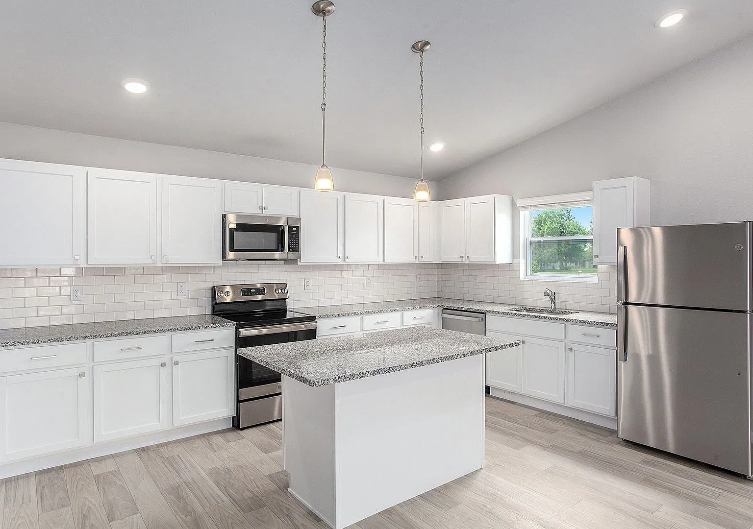 1 Month FREE Rent! Applied to Your First Full Month. Terms & Conditions Apply. — Photo 2