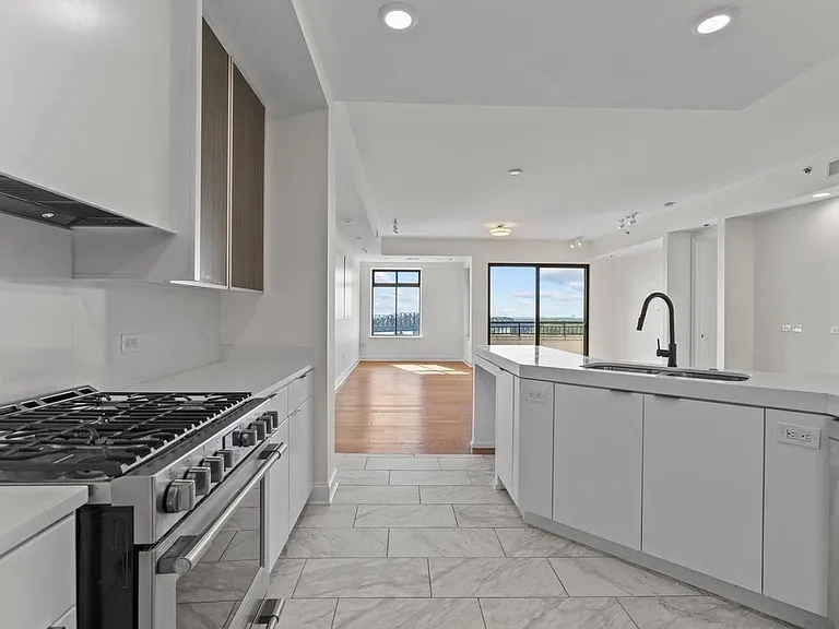 717 Riverside Dr — Photo 5