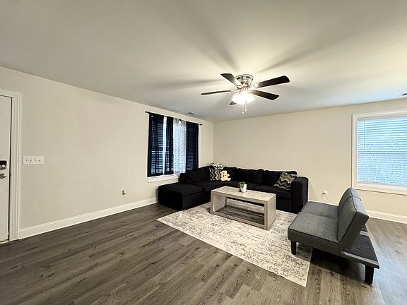 3rd image of 620 Poplar St