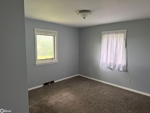 5th image of 105 Prairie St