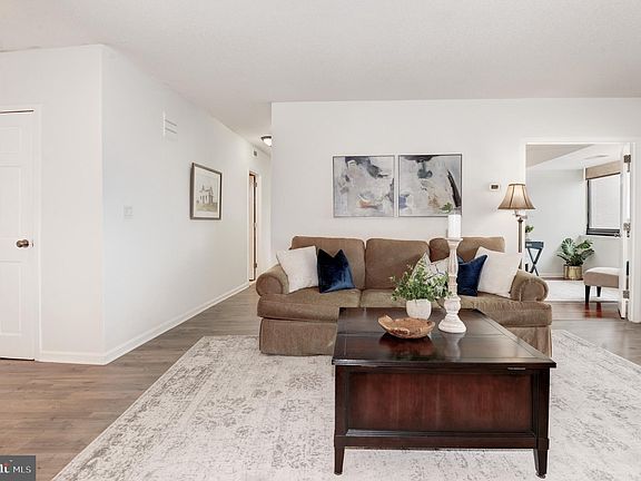 5th image of 1805 Crystal Dr APT 606S