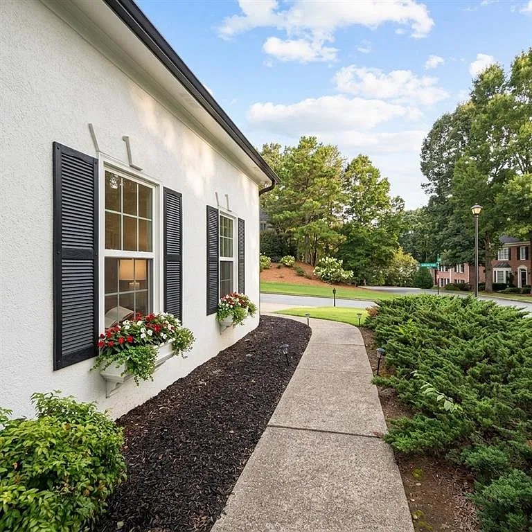4 bed, 2.5 bath, 2484 sqft, $3,500 — Photo 3