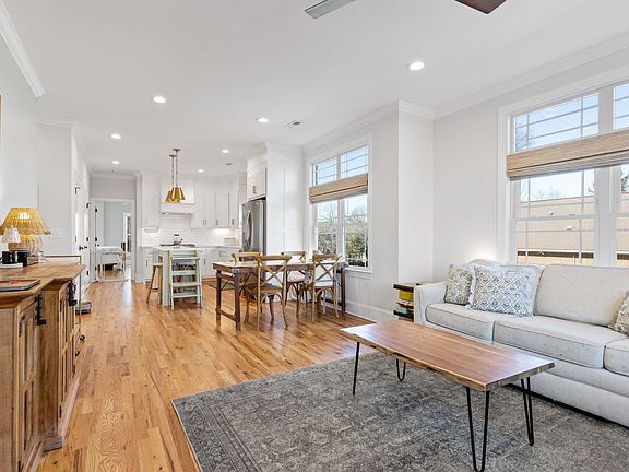 5th image of 204 Mayfield St