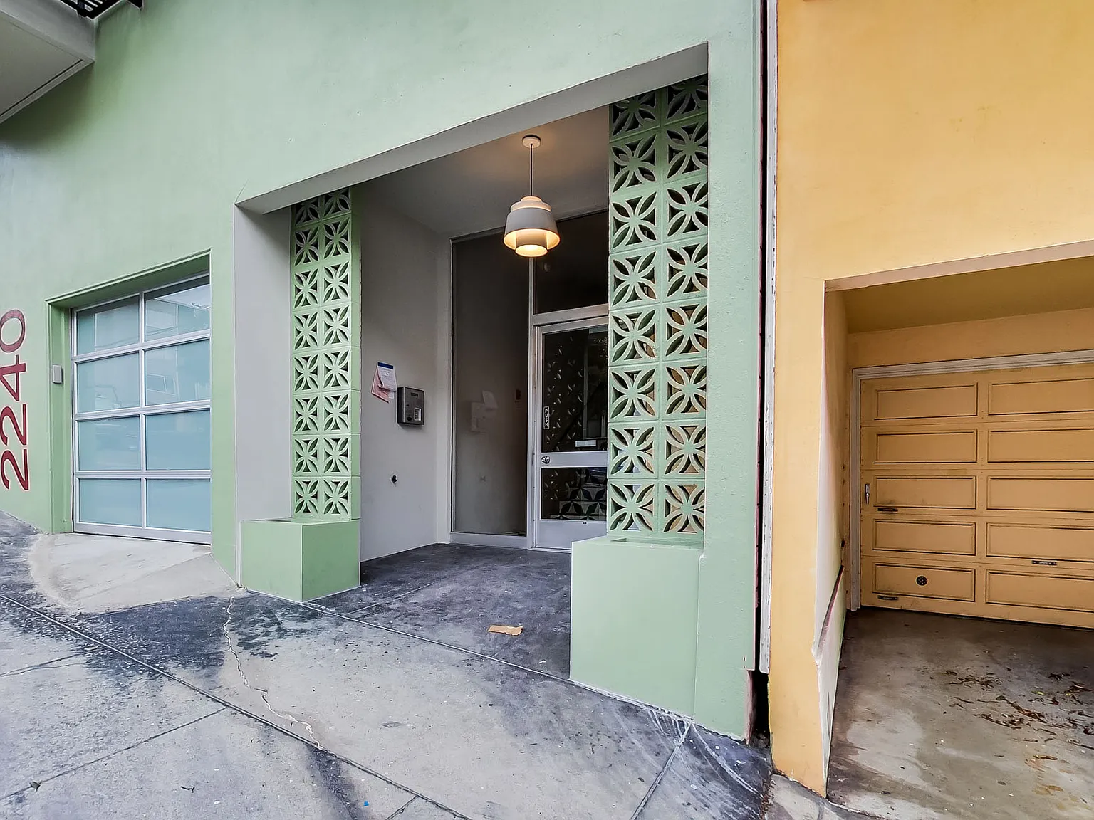 2240 Larkin — Photo 3