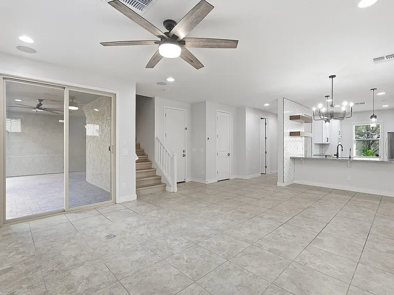 216 E Beatryce St — Photo 16