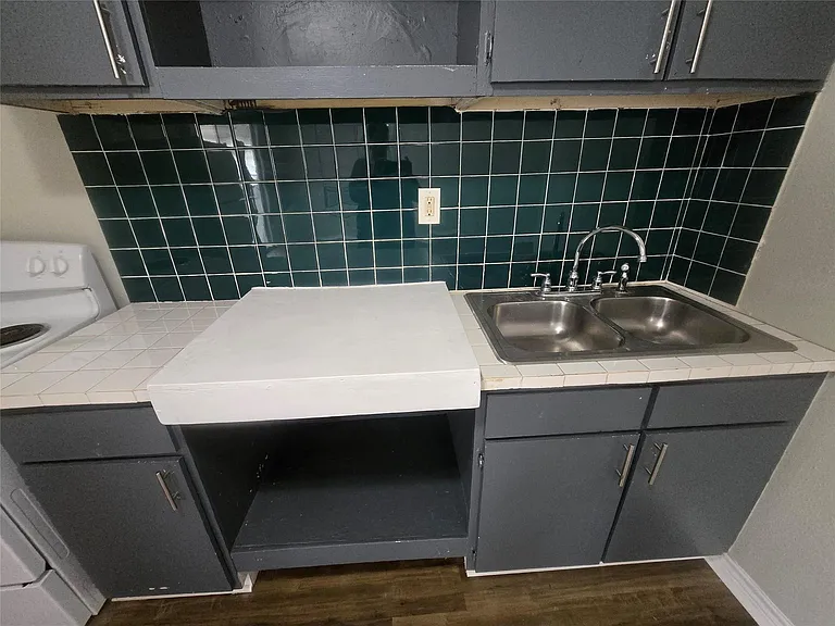 202 N Logan St — Photo 11