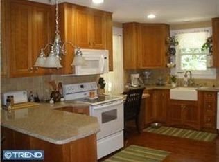 17 Riverside Dr, Reading, PA 19605