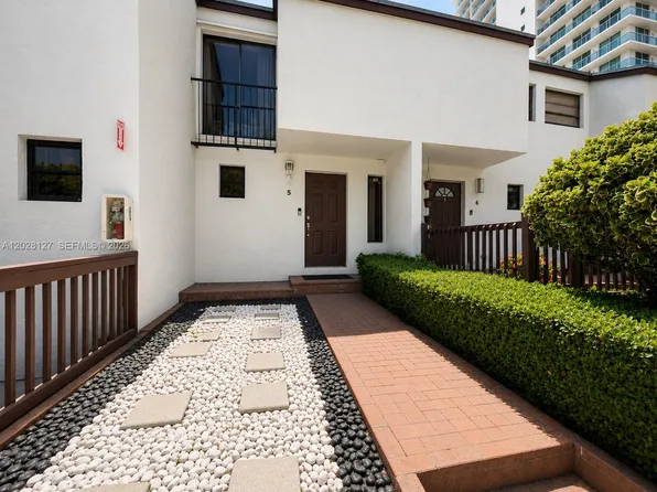 1901 NW South River Dr APT 5A, Miami, FL 33125