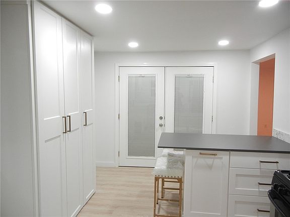 5th image of 158 Moffat Ave