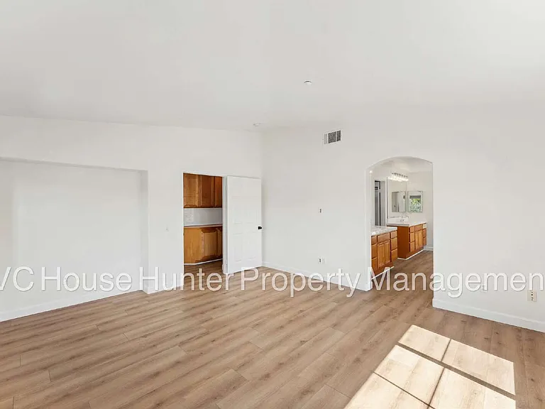 708 Entrada Dr — Photo 32