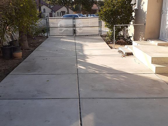 3rd image of 7659 Tamarind Ave