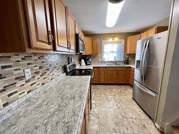 4th image of 38 Lakeshore Dr