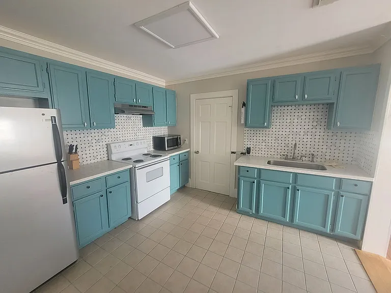 1006 Sealy St — Photo 3